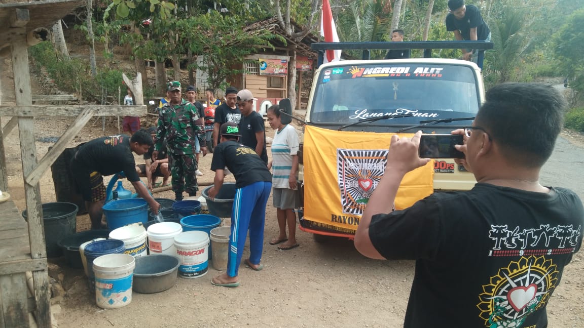 Danramil Ngadirojo Bersama Warga PSHT Salurkan Bantuan Air Bersih