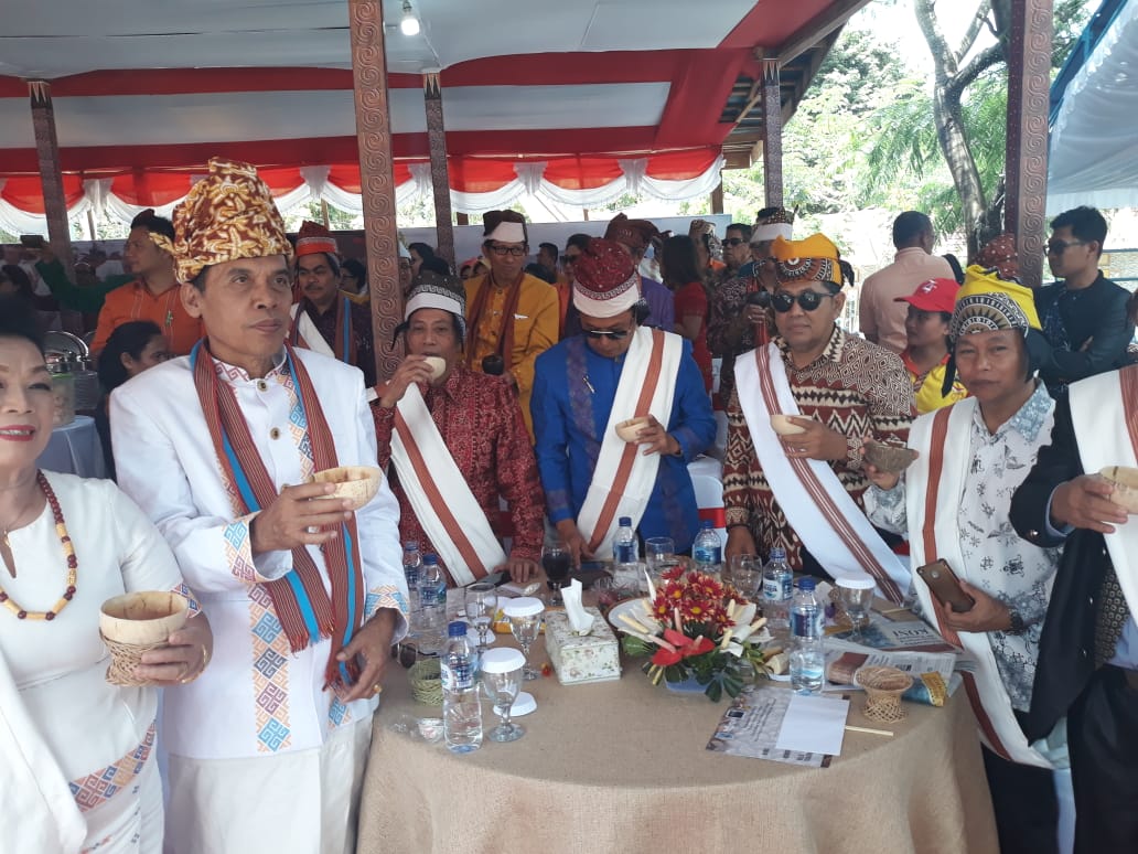 Sekda Lutra Ikut Minum Kopi Pakai Tempurung Pada Hut Ke-62 Kab. Tana Toraja