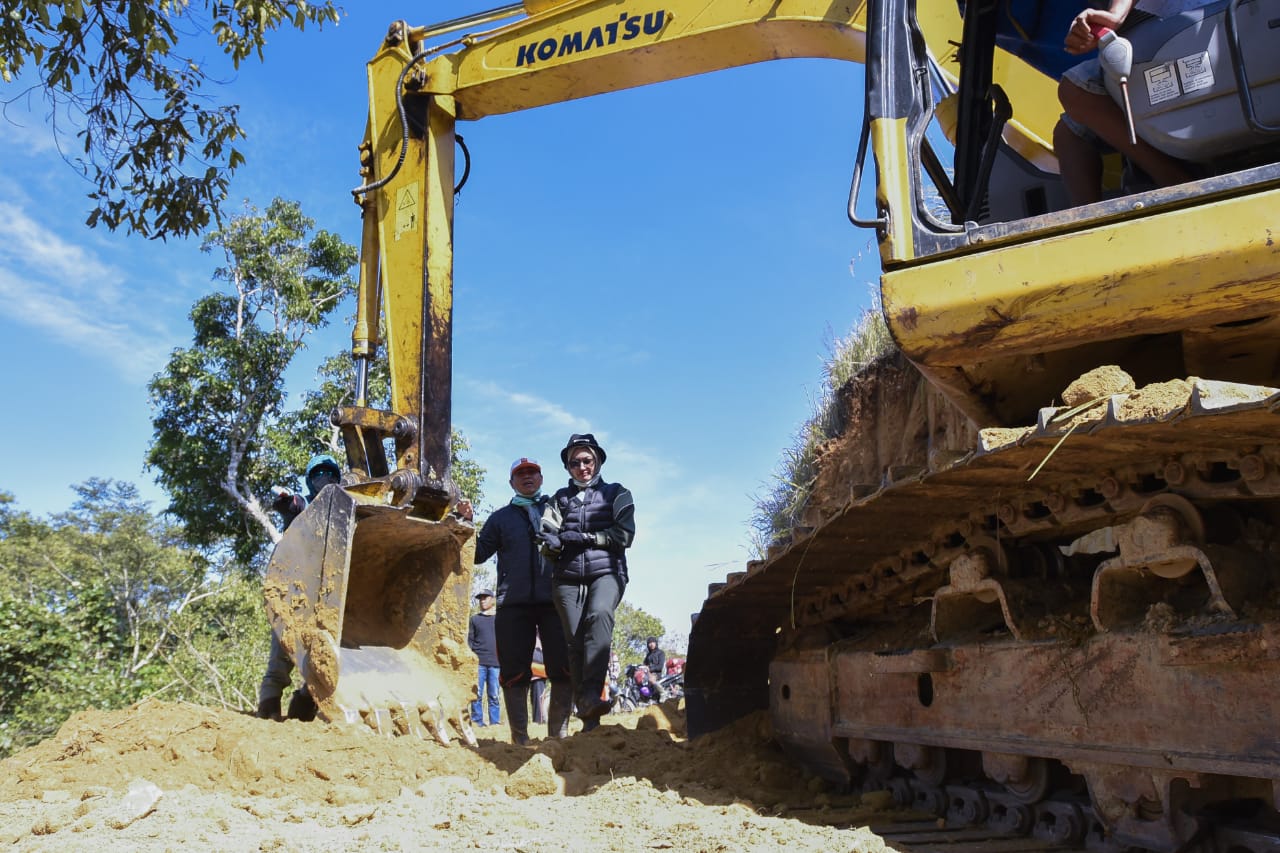 Indah didampingi 4 Kadis Tinjau Jalan Rampi – Seko, Bantu 4 Gereja