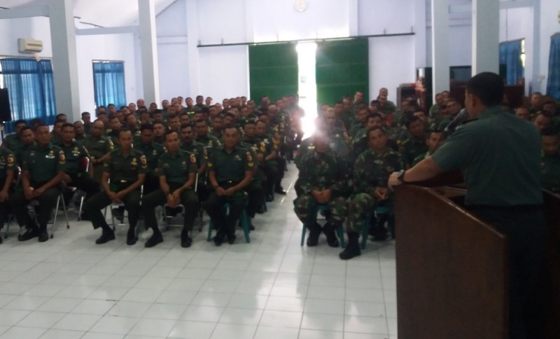 USAI UPACARA BENDERA, DANDIM PONOROGO BERIKAN JAM KOMANDAN KEPADA ANGGOTA
