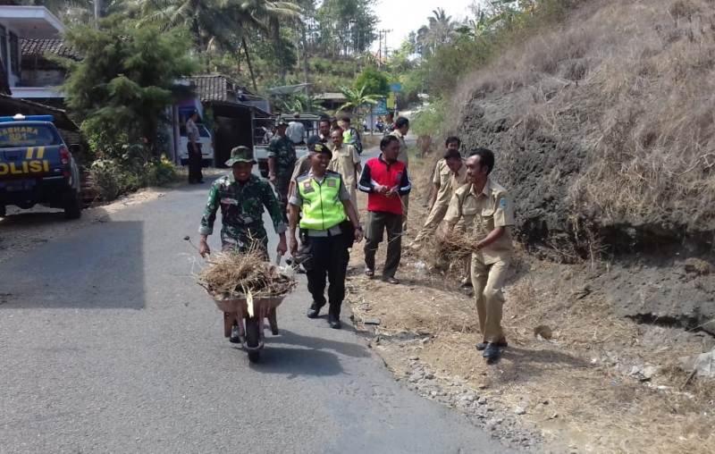 Wujudkan Lingkungan Bersih, Koramil Ngrayun Kerja Bakti Bersama Aparat Terkait