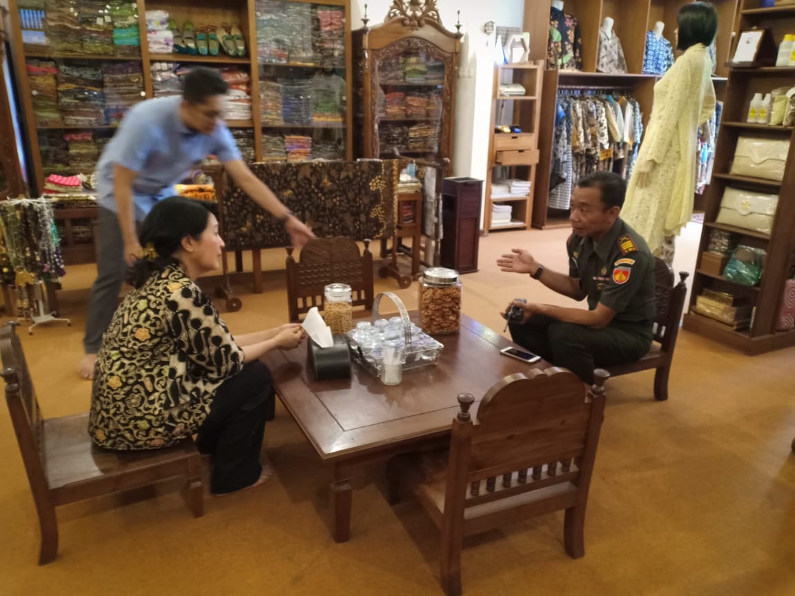 Ingin Tau Tentang Potensi Wilayah, Danramil 03/Serengan Jalin Komsos dengan Pengusaha Batik Karlina