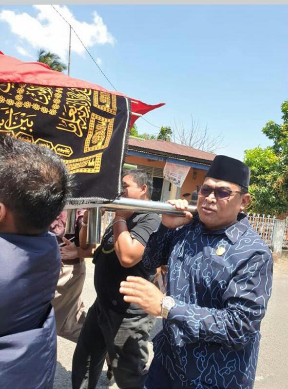 Anggota DPRD Lutra Ikut Memanggul Keranda Jenazah