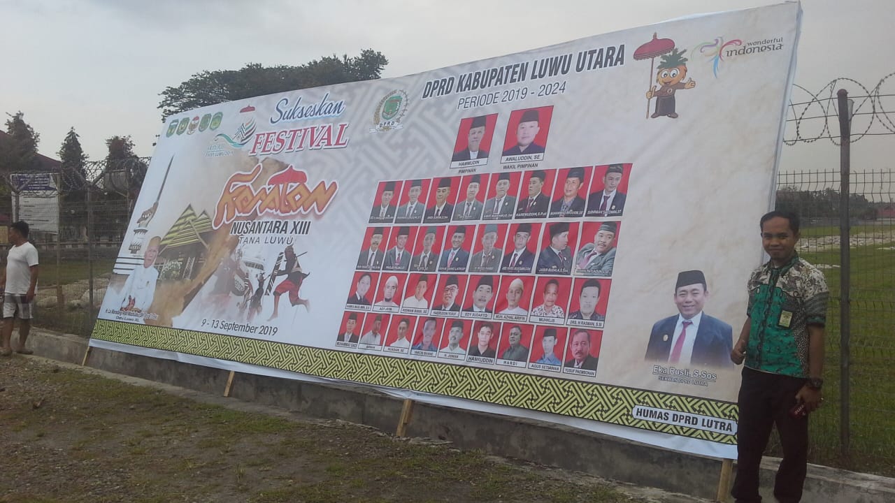 Kasubag Humas DPRD Lutra Sukseskan FKN ke-13 Dengan Pasang Baliho