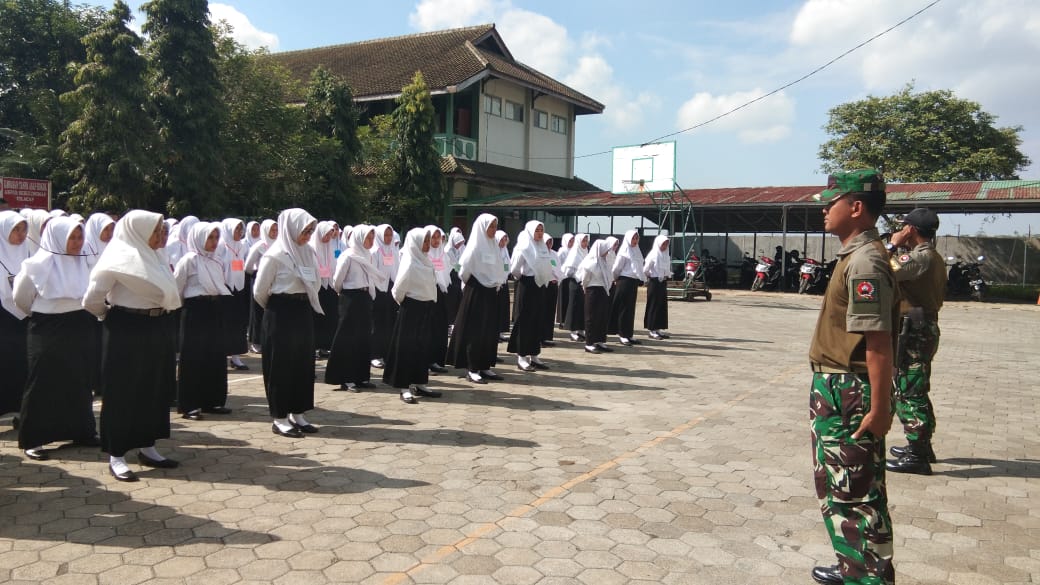 Mahasiswa Akper Serulingmas Digembleng PBB Anggota Koramil Maos