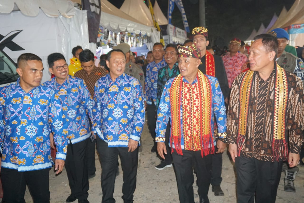 Plt Bupati Lamsel Bersama Rombongan Kunjungi Stand Stand Pameran