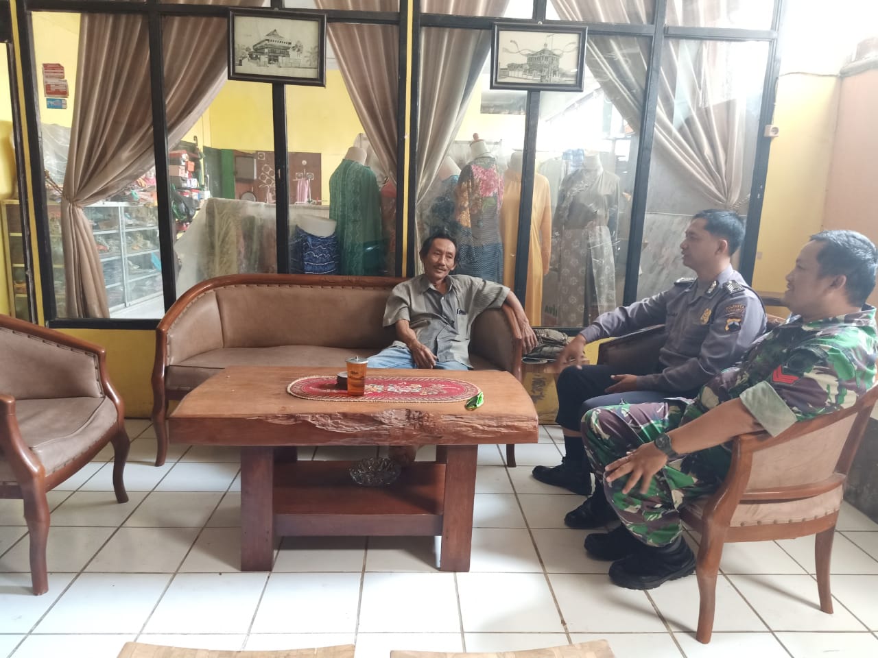 Kolaborasi antara Babinsa dan Bhabinkamtibmas dalam Melaksanakan Komsos di Wilayah Binaanya