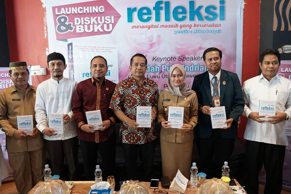 Merangkai Mozaik Yang Berserakan, 81 Artikel Abbas Langaji Dibaca Bupati Lutra Semalam