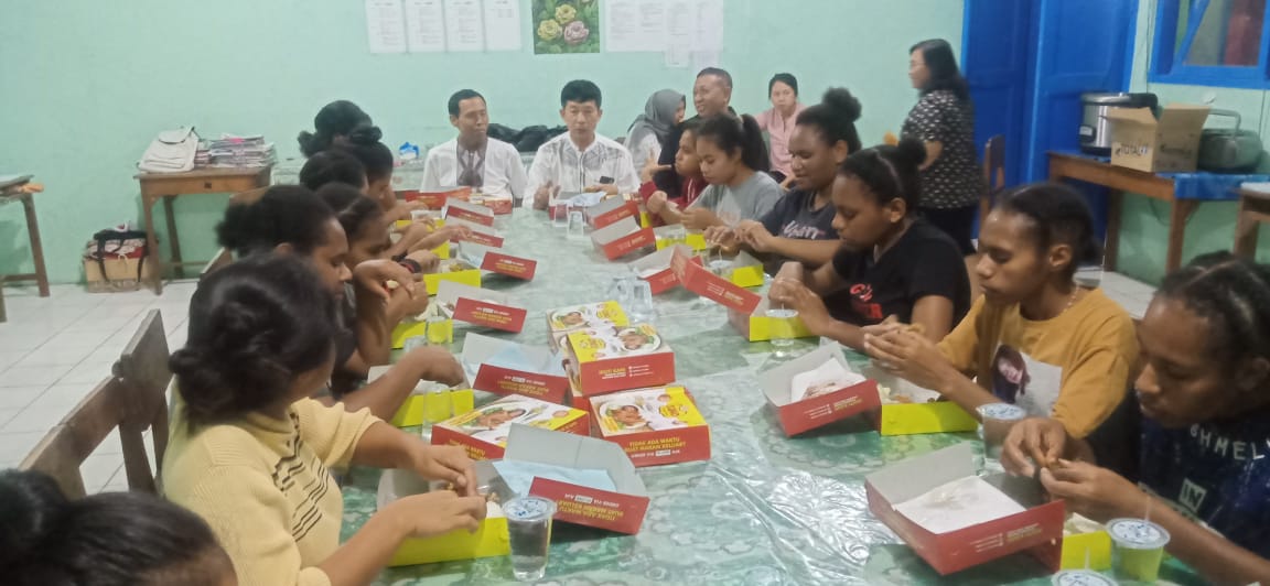 Humas Polres Blora, Makan Bareng Pelajar Papua.