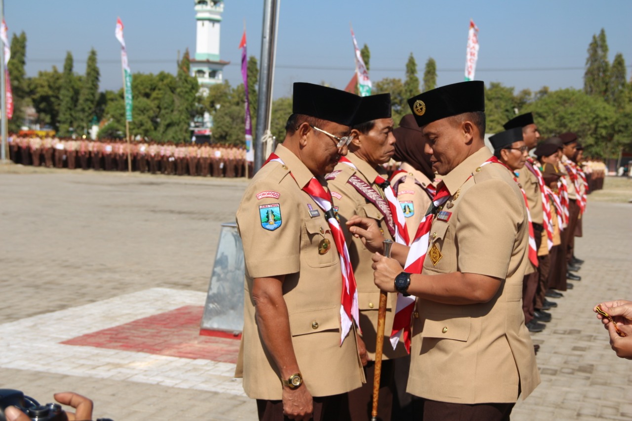 DANDIM PONOROGO JADI PEMBINA UPACARA PADA APEL BESAR HUT KE 58 PRAMUKA DI ALOON-ALOON PONOROGO