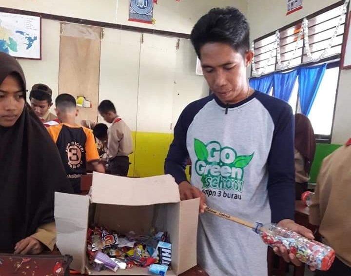 Siswa dan Guru SMPN 3 Burau Luwu Timur Dilatih Buat Ecobrick
