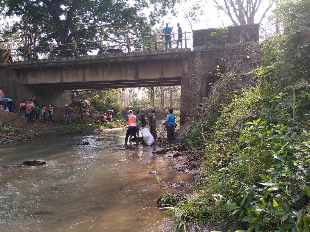 Anggota Koramil Kesamben Ikut Berpartisipasi Program Free Even Wold Clean Up Day