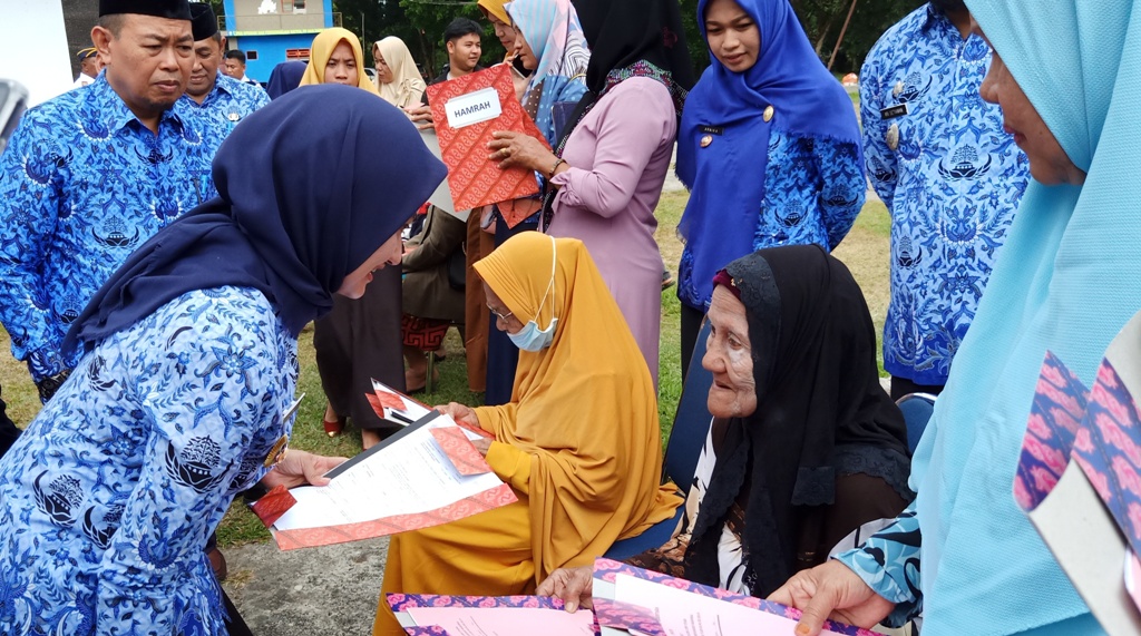 Bupati Lutra Serahkan 10 Milyar Pada 16 Pemilik Lahan, Pelebaran Bandara