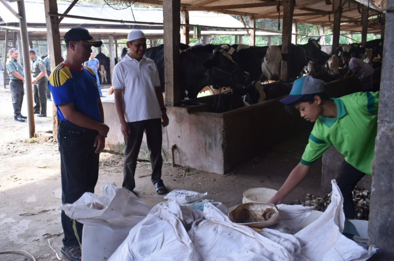 Danrem 081/DSJ Apresiasi Keberhasilan Sertu Sulton Dalam Berternak Sapi Perah