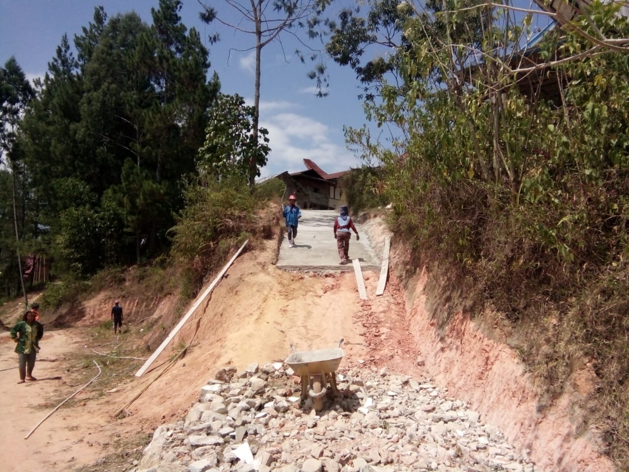 Warga Desa Torut Sorot Pembangunan di Lembang Rindingallo