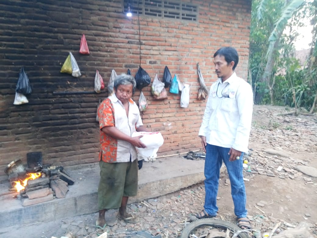 Pemakan Daging Kucing Dapat Bantuan Dari Ketua SMSI Provinsi Lampung