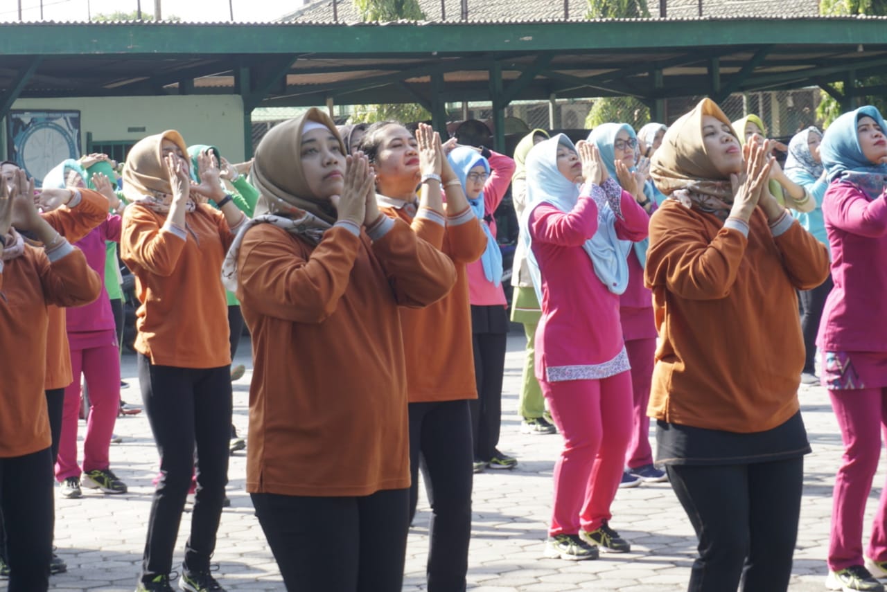 Jaga Kebugaran Tubuh Anggota Persit KCK Cabang XIX Dim 0805 Ngawi Laksanakan Senam Bersama