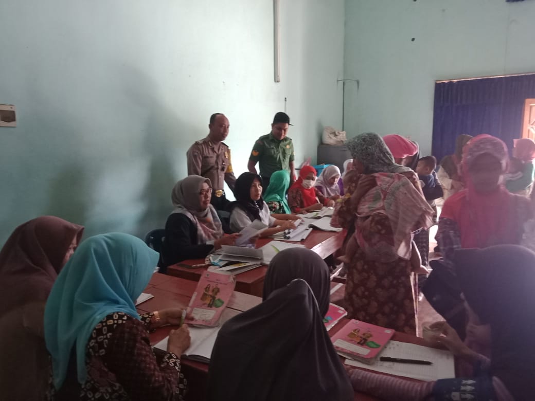 Babinsa  Dolopo Dampingi Petugas Kesehatan Dan Ibu-Ibu PKK Dalam Kegiatan Posyandu