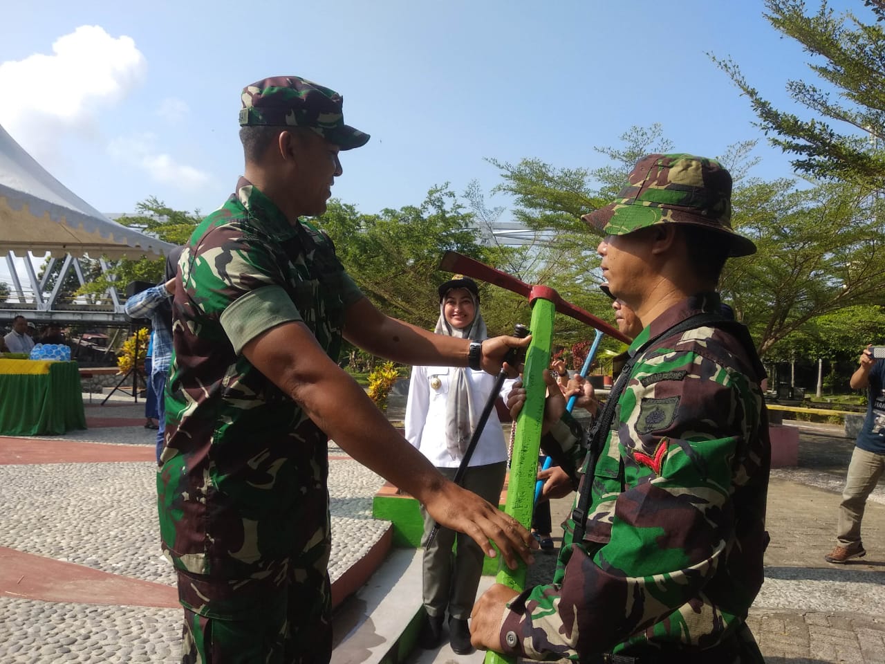 Cegah Banjir, TNI Karya Bhakti Buat Proteksi Bronjong di Sungai Masamba