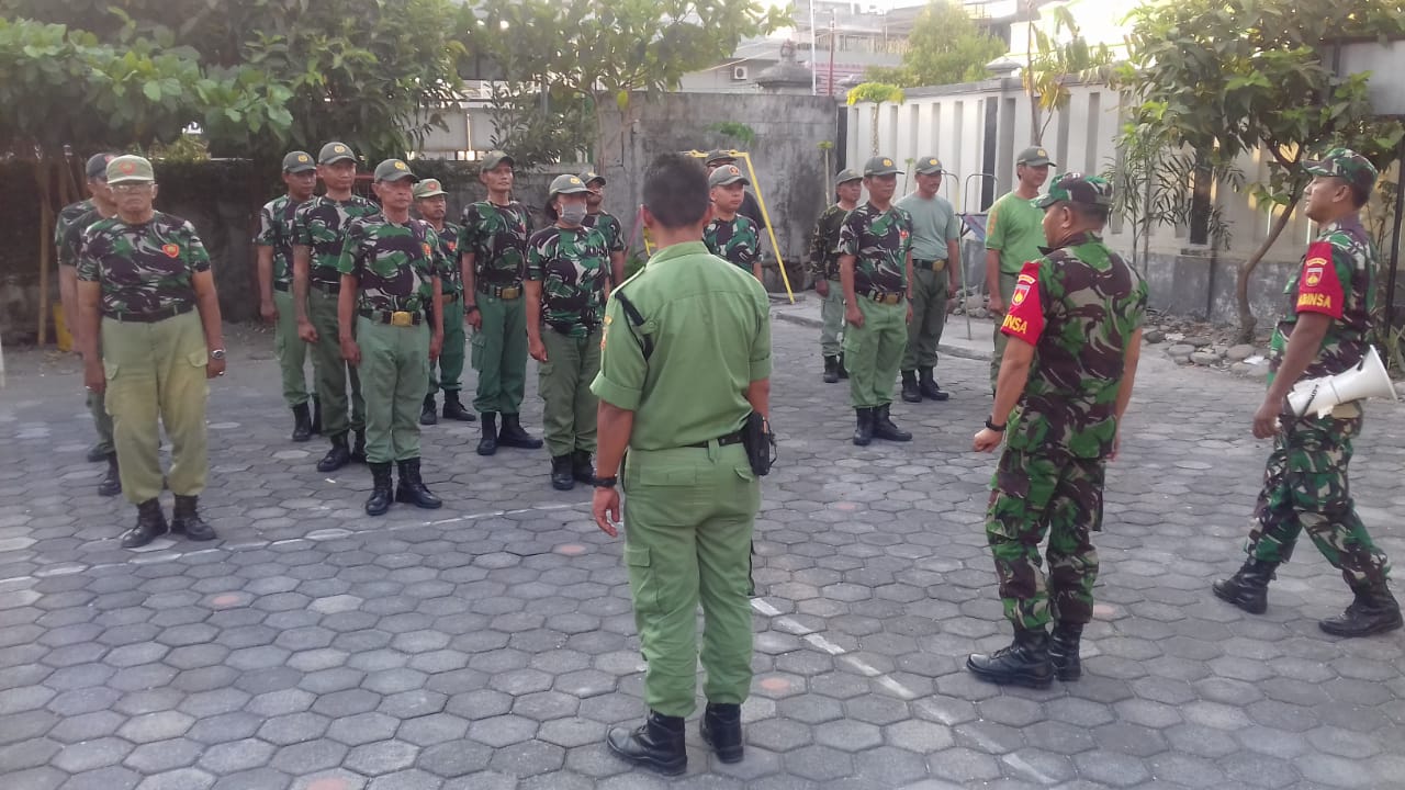 Tingkatkan Disiplin Linmas di Kelurahan, Babinsa Koramil Jebres Latih PBB