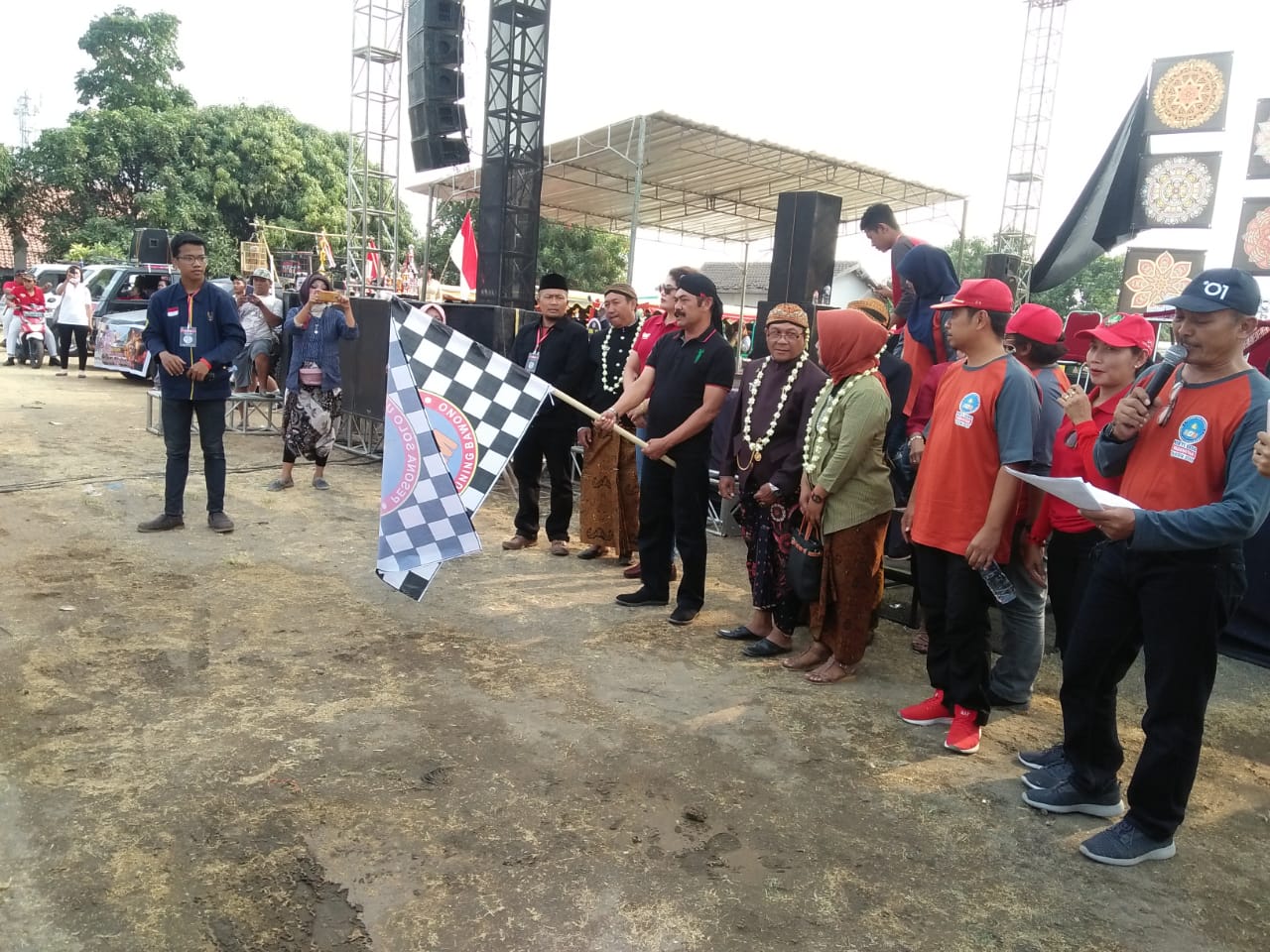 Babinsa Koramil Jebres Pantau Giat Merti Desa Di Kelurahan Mojosongo