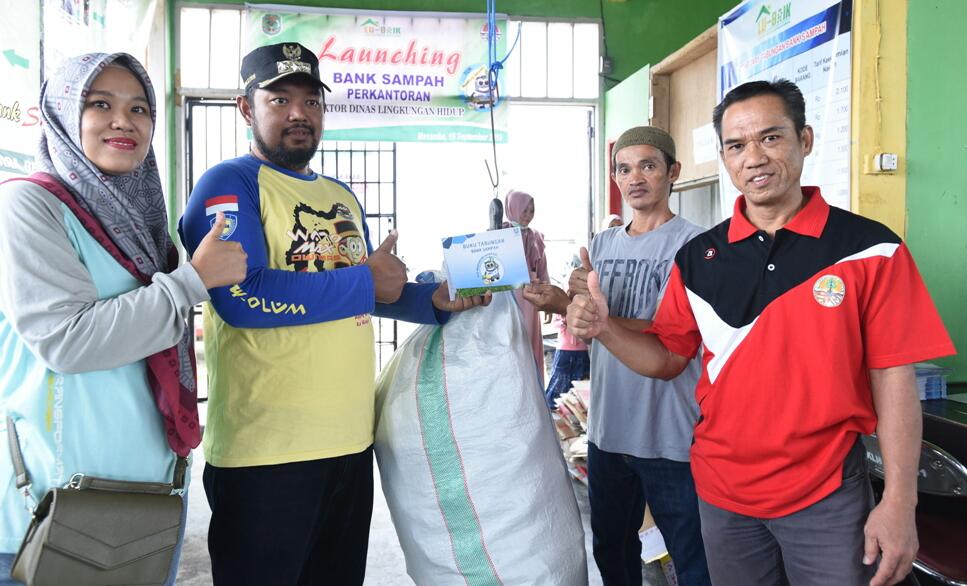 Pertama Menimbang Sampah 4 Kg, Camat Masamba Ari Setiawan Nasabah