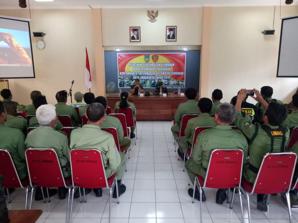 Untuk Membentuk Karakter Yang Disiplin, Danramil Serengan Berikan Materi Pelatihan kepada Linmas