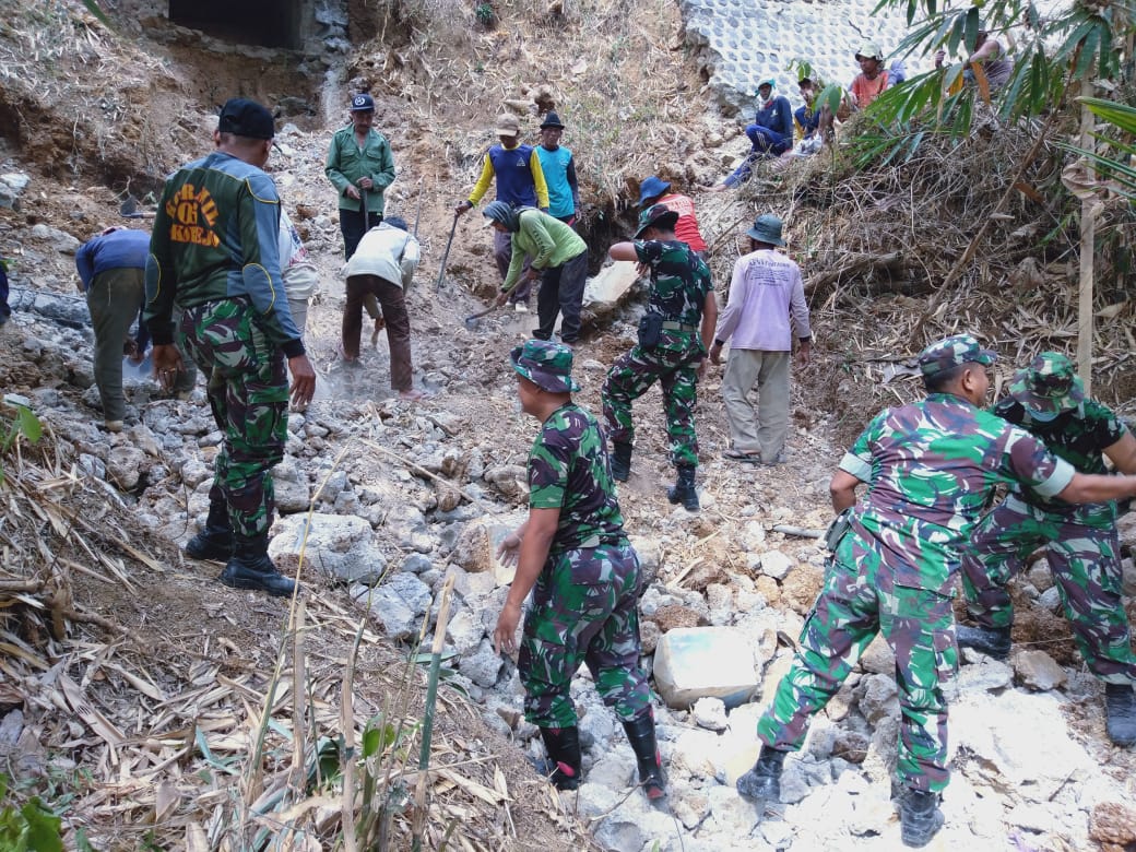 Dipimpin Bati Bakti TNI Kodim 0802, Puluhan Anggota bersama Warga Lanjutkan Penyiapan Sasaran Talud TMMD ke-106