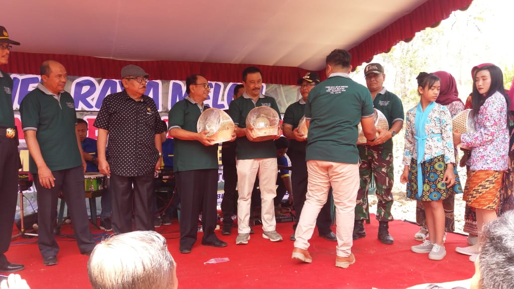 Dansubramil Wonotirto Pelda Komsin Hadiri Panen Raya Tanaman Melon