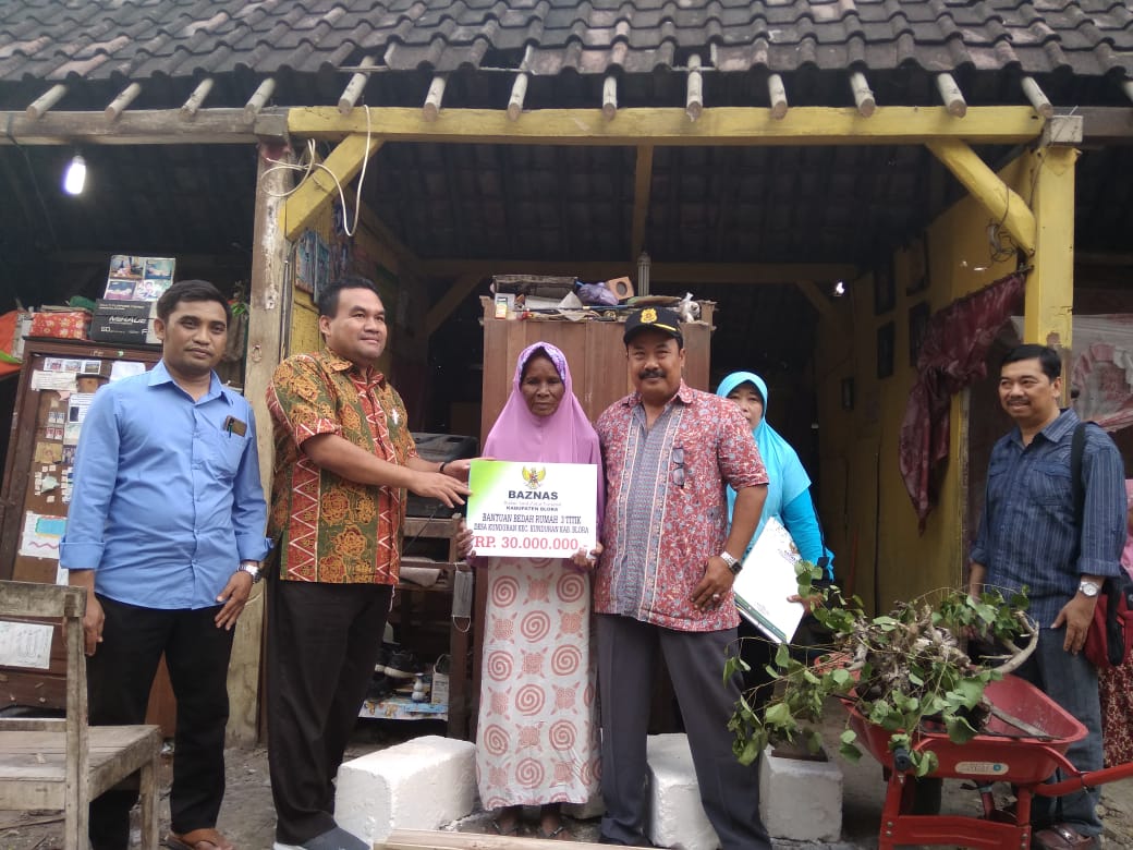 Wakil Bupati Serahkan Bantuan Bedah Rumah Di Kunduran