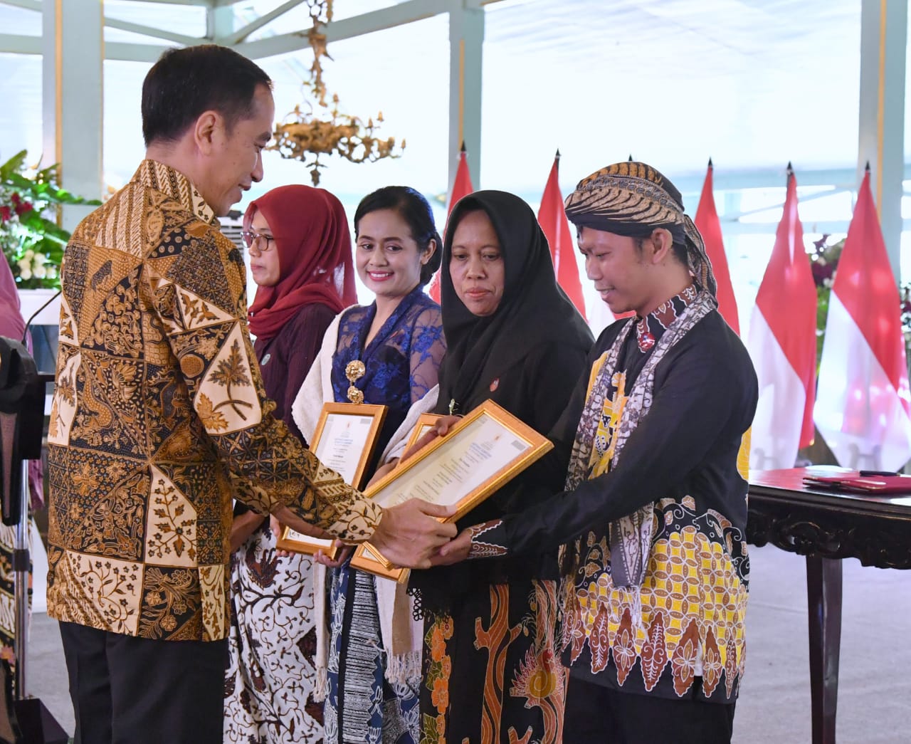 Pengrajin Blora Mendapat Serifikat Batik Langsung Dari Presiden Joko Widodo