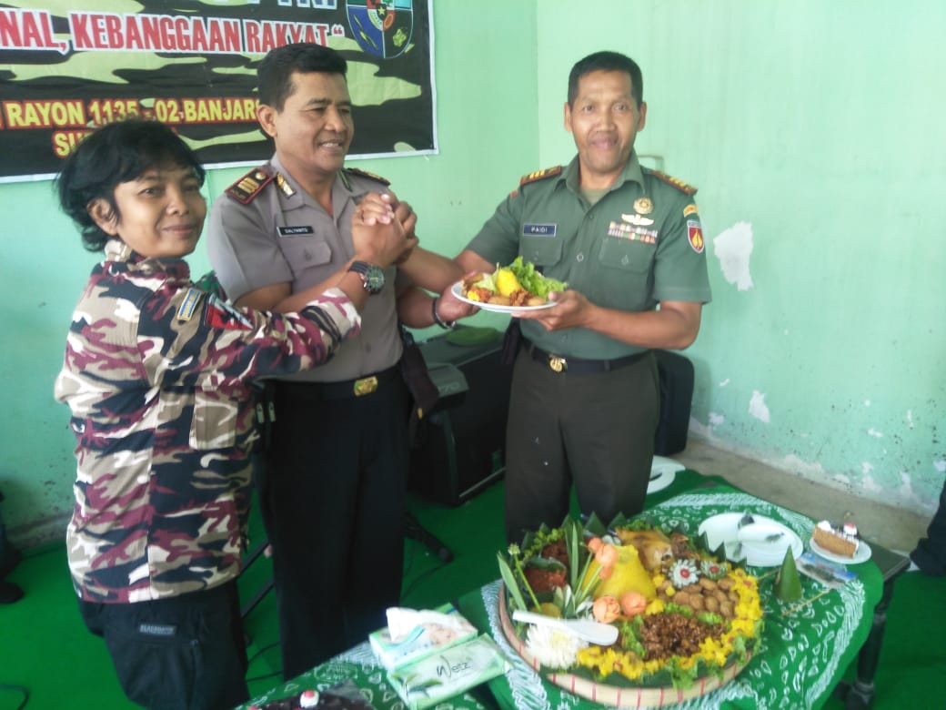 HUT TNI Ke-74, POLRI Beserta FKPPI 11.35 Surakarta Serbu Kantor Koramil Banjarsari