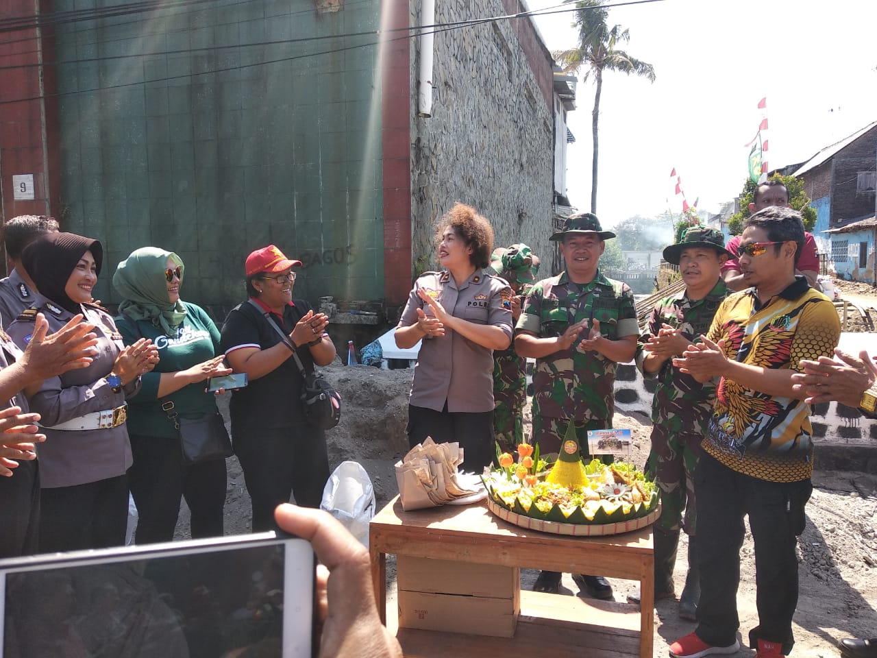 HUT TNI ke – 74, Muspika Jebres Beri Surprise Ke Koramil Jebres di Lokasi TMMD