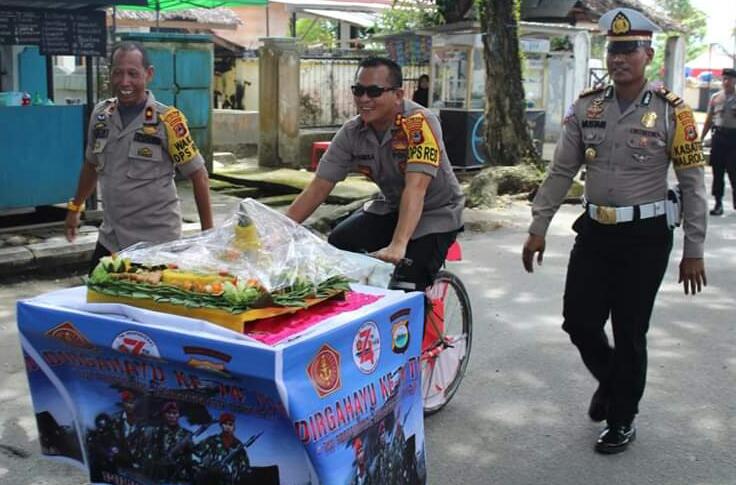 Mengayuh Becak Antar Nasi Tumpeng HUT TNI ke-74, Kapolres Lutra Kejutkan Koramil