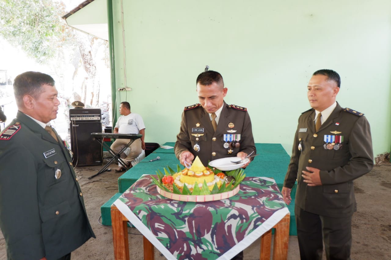 Potong Tumpeng Sambut HUT TNI ke 74 Kodim 0727 Karanganyar