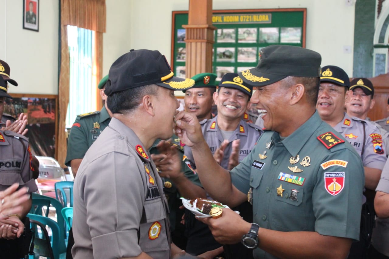 Surprise HUT TNI ke-74, Kapolres Blora : TNI-Polri Tak Bisa Digoyangkan