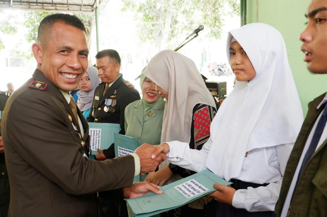 Dandim Berikan Penghargaan Kepada Anak Anggota Yang Berprestasi