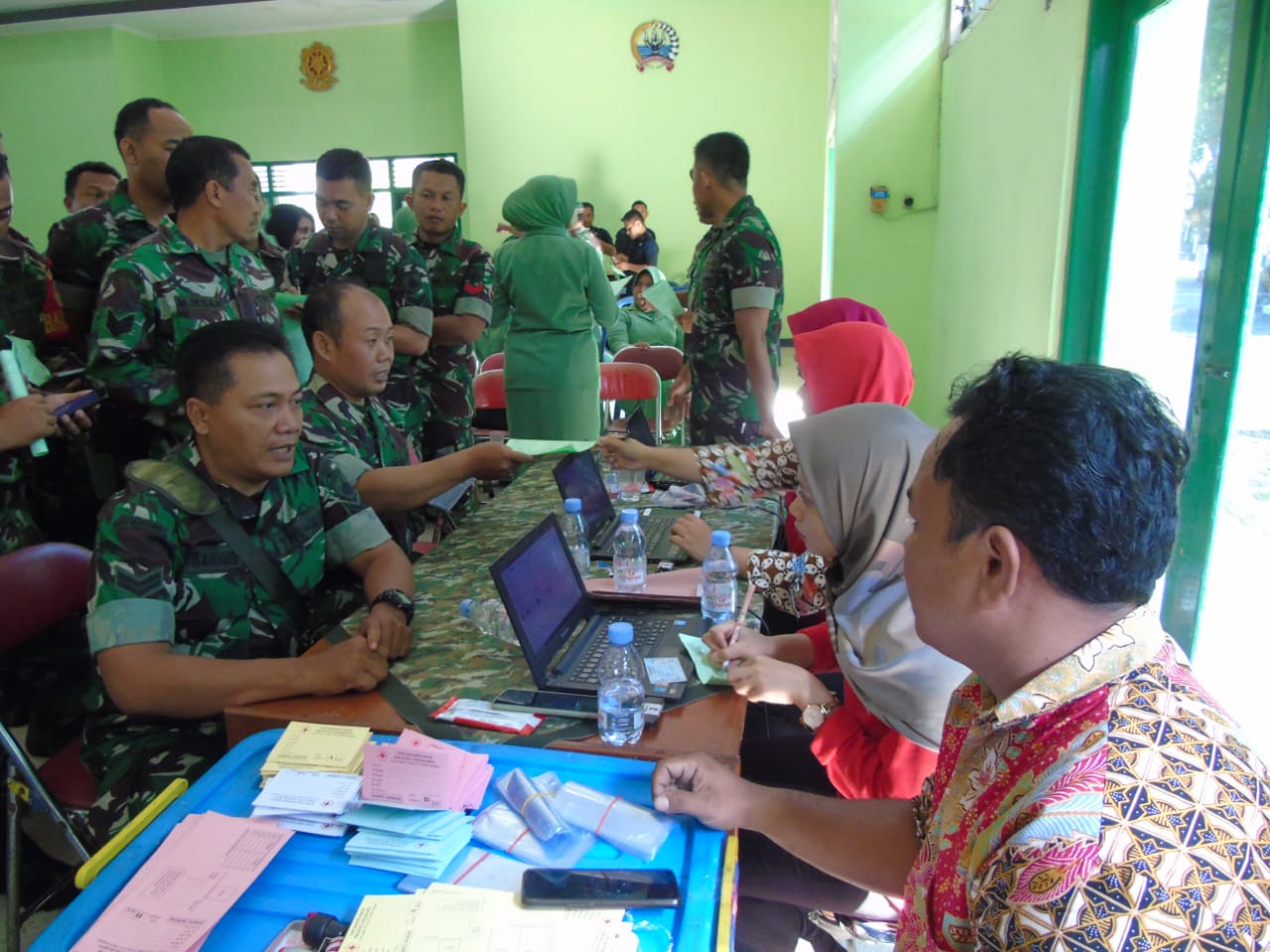Kodim Karanganyar Sambut HUT TNI ke – 74 Dengan Melaksanakan Donor Darah
