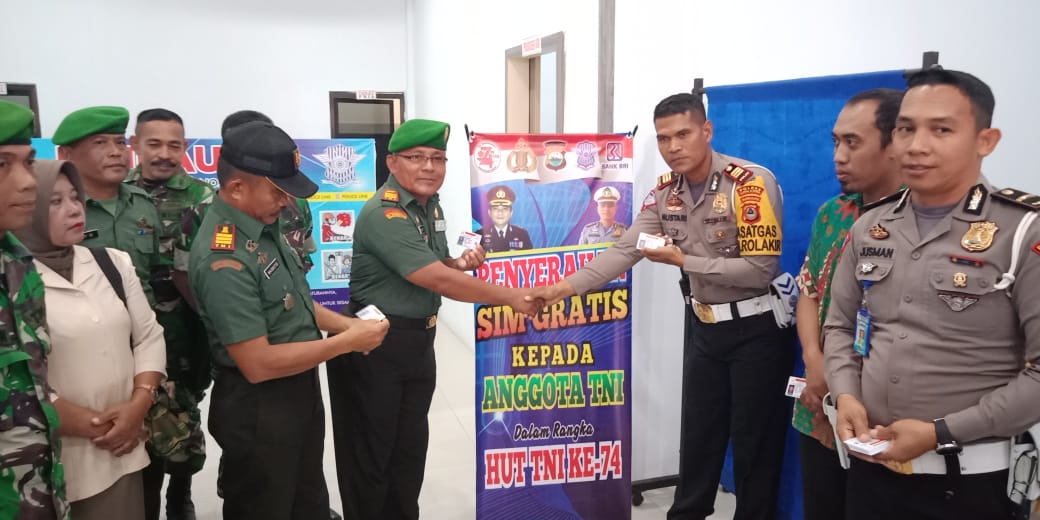 Polres Lutra Berikan SIM Gratis Anggota TNI