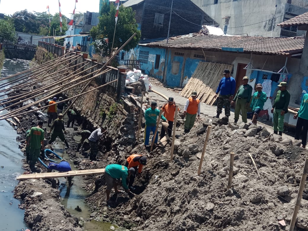 TNI Gandeng Relawan MTA dan LDII Bangun Talud di Jagalan Jebres Surakarta