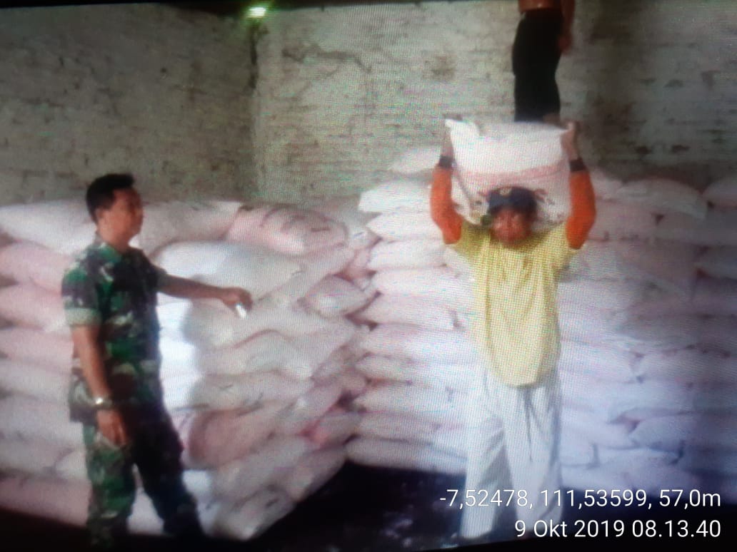 Anggota Koramil Kwadungan Cek Ketersediaan Pupuk Bersubsidi
