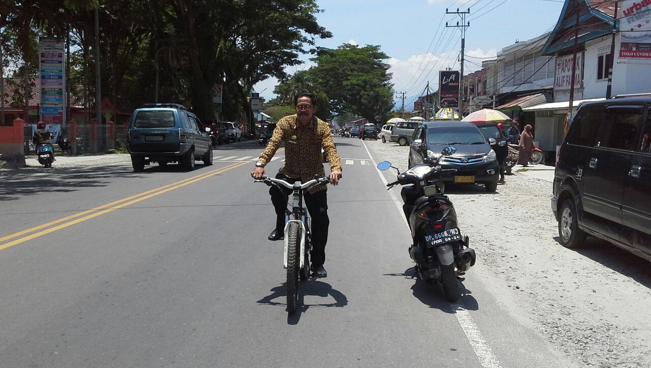 Kadis Parawisata Lutra ke Kantor Bersepeda