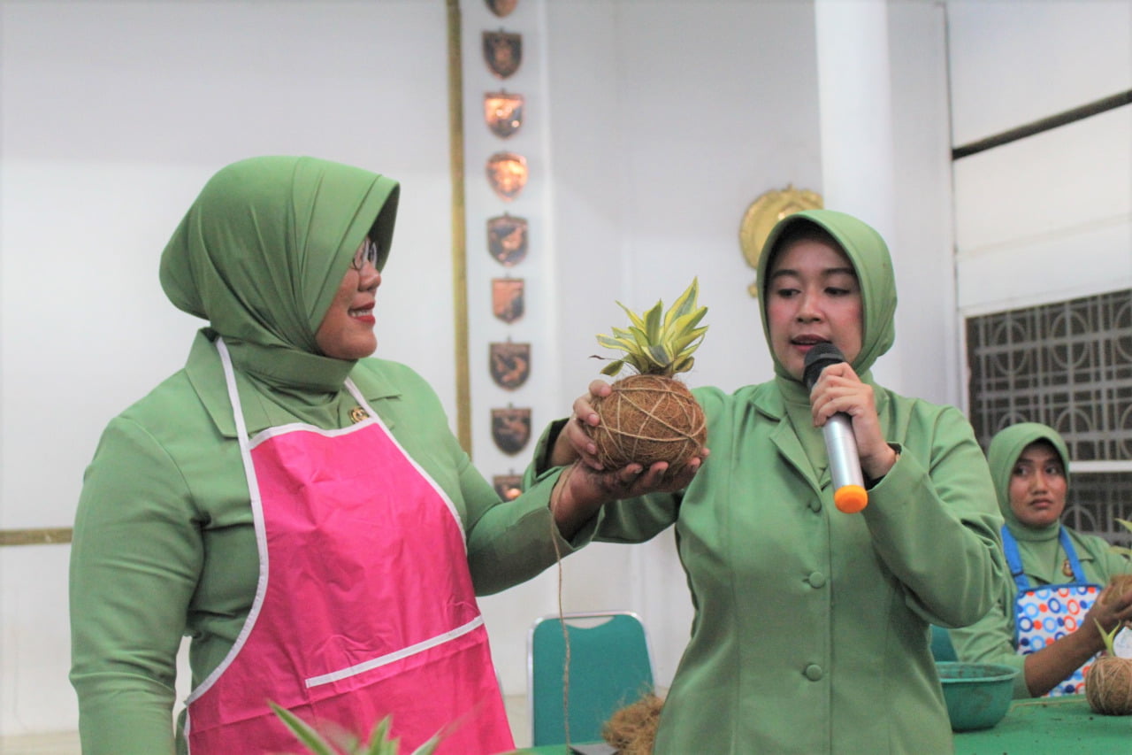 Bagaimana Cara Membuat Kokedama? Ini Penjelasan Dari Ketua Persit KCK Cabang XLIX Kodim 0728/Wonogiri