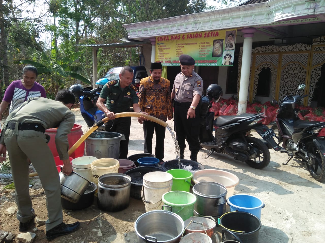 Kekeringan di Wilayah Jumapolo Danramil Berserta Kapolsek Turun langsung Bagikan Air Bersih ke Warga