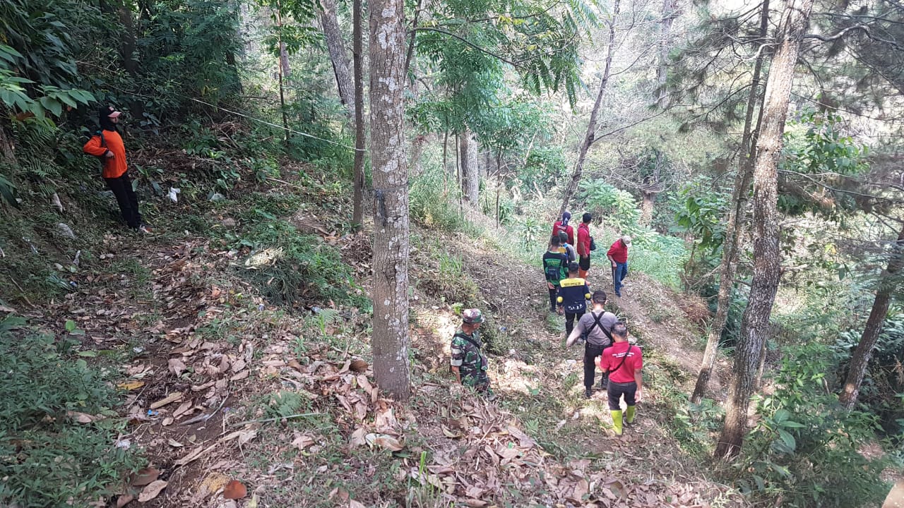 Cegah Karhutla, Babinsa Koramil 08 Tawangmangu Tingkatkan Patroli