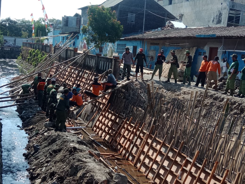 Wujud Kebersamaan Satgas TMMD Kodim 0735/Surakarta Dengan Masyarakat Melalui Pembangunan Talud