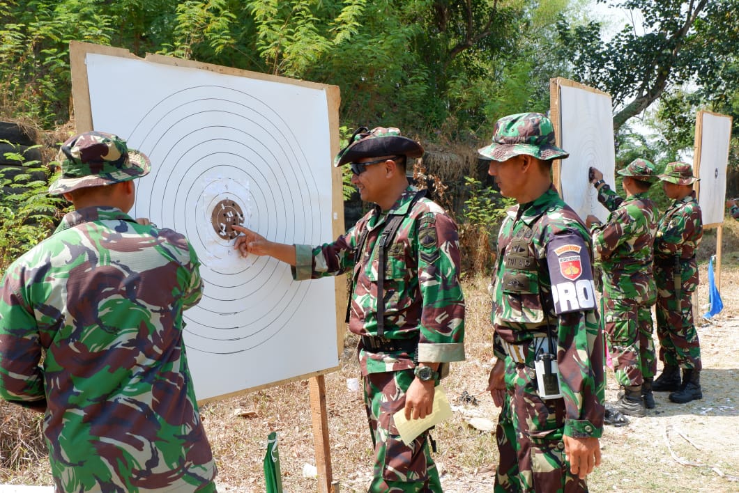 Bersama Anggotanya Dandim Karanganyar Asah Kemampuan Menembak