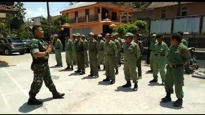 Puluhan Linmas Desa Joho Dilatih Babinsa, Ini Tujuannya