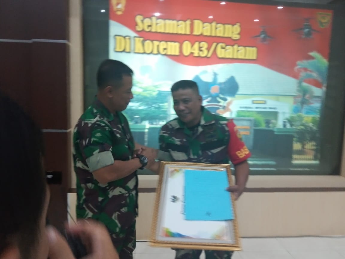 Babinsa Terima Penghargaan Danrem Gatam Bandar Lampung