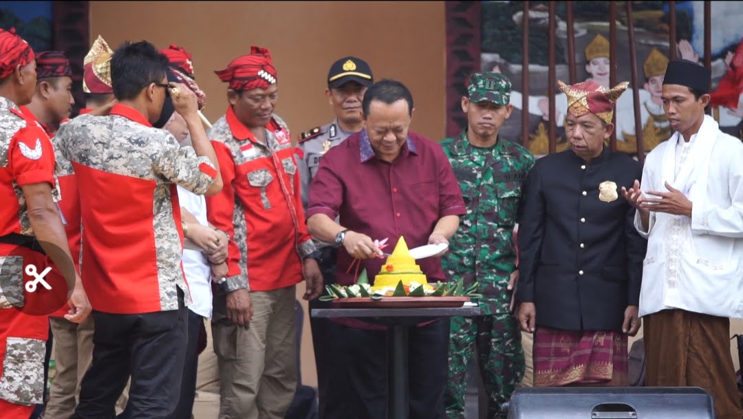 Dihari Jadi GML Hendry Rosyadi Potong Tumpeng